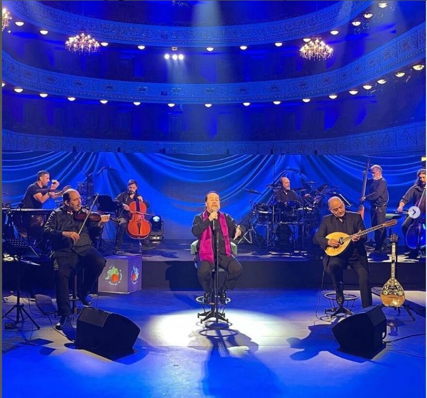 Γιάννης Πάριος: «Δεν είμαι κάποιος, απλά τραγουδάω καλύτερα από σένα»