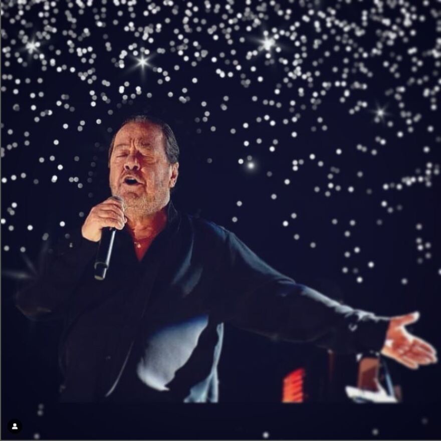 Γιάννης Πάριος: «Δεν είμαι κάποιος, απλά τραγουδάω καλύτερα από σένα»