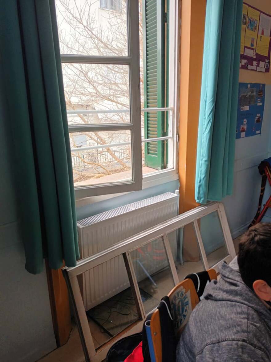 Τρόμος σε σχολείο της Θεσσαλονίκης: Ξηλώθηκε κούφωμα κι έσπασε τζαμαρία σε τάξη