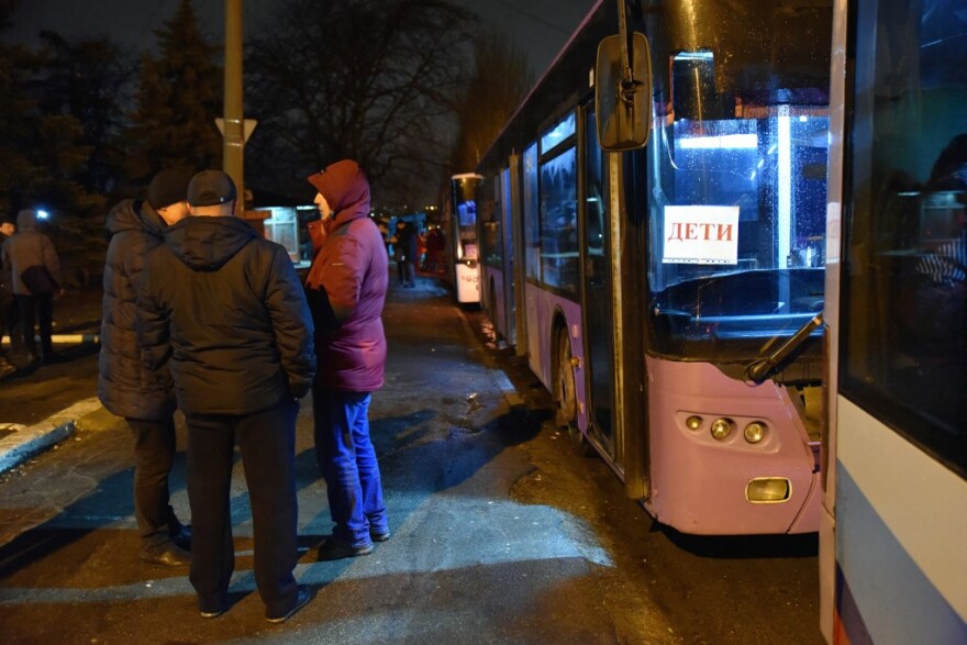 Τρόμος στην ανατολική Ουκρανία: Εκρήξεις στο Λουγκάνσκ, η μία κοντά σε αγωγό αερίου - Πάνω από 700.000 πολίτες στέλνουν στη Ρωσία οι αυτονομιστές (βίντεο)