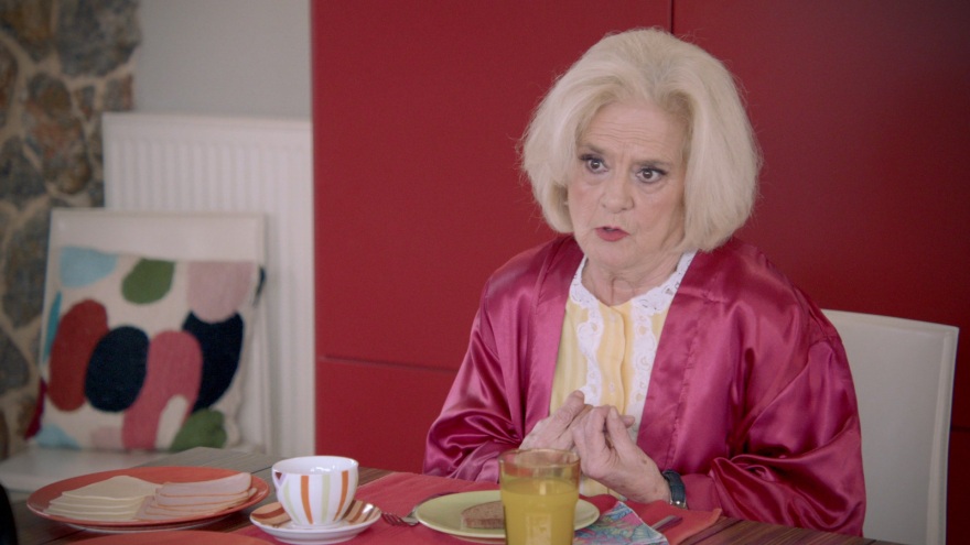 Συμπέθεροι απ' τα Τίρανα: Η Πένη με τον Μπουκουράν αγωνιούν μήπως αποκαλυφθεί το μυστικό τους