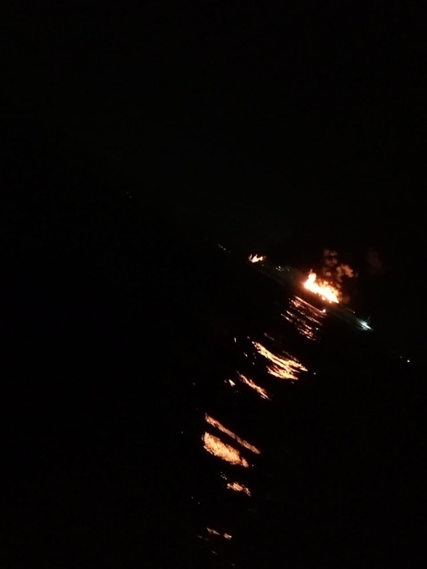 Φωτιά σε πλοίο στην Κέρκυρα: Οι διασωθέντες επιβιβάζονται σε σωστικές λέμβους - Δείτε φωτογραφίες