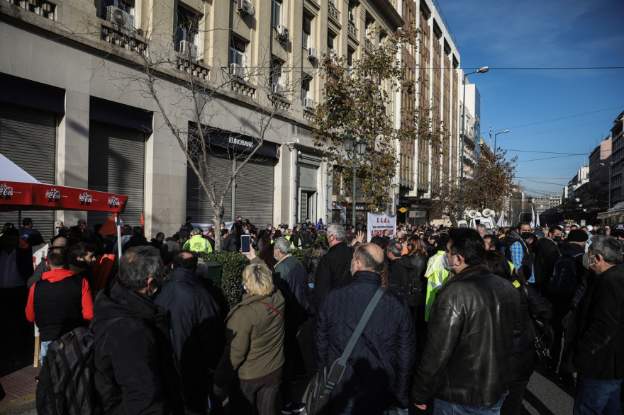 Ένας αστυνομικός τραυματίστηκε στα επεισόδια σε συγκέντρωση υγειονομικών στο κέντρο της Αθήνας