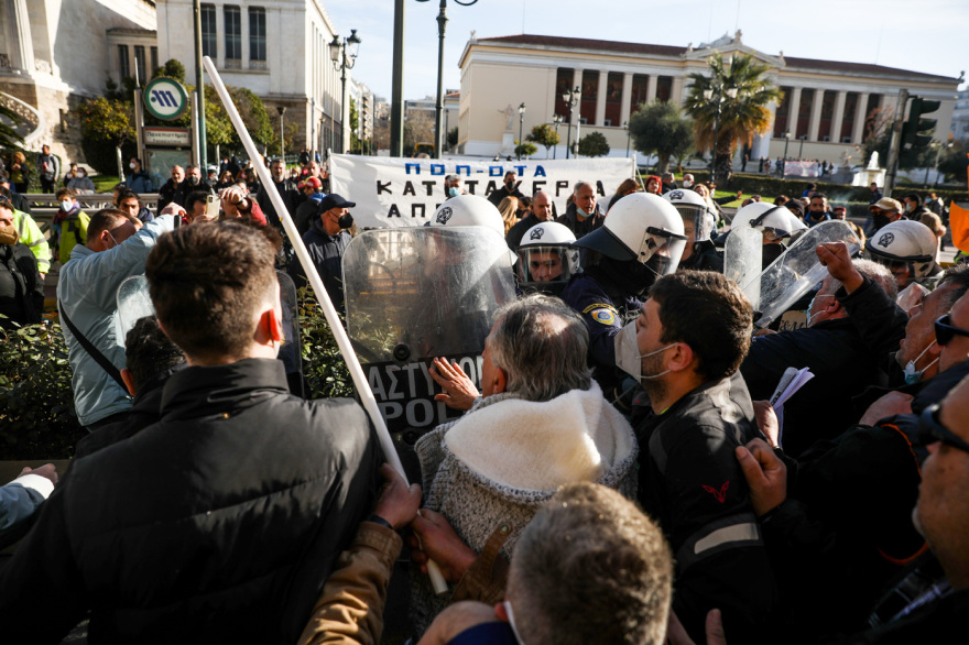 Ένας αστυνομικός τραυματίστηκε στα επεισόδια σε συγκέντρωση υγειονομικών στο κέντρο της Αθήνας