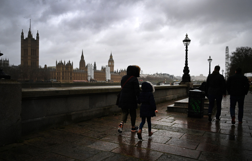 «Σφυροκοπάει» τη Βρετανία η καταιγίδα «Γιούνις»: Άνεμοι-ρεκόρ 195 χλμ./ώρα στη νότια Αγγλία