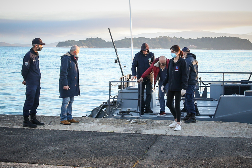 Φωτιά σε πλοίο στην Κέρκυρα: «Δεν βρίσκω τον φίλο μου, κοιμόταν στο αυτοκίνητο»