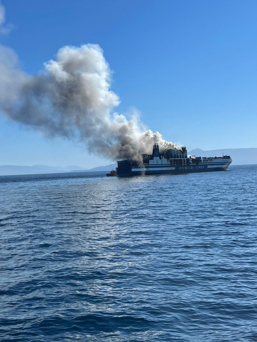 Euroferry Olympia: Ρυμουλκείται φλεγόμενο σε ασφαλές σημείο - Θερμοκρασίες 550 βαθμών Κελσίου στο εσωτερικό του!