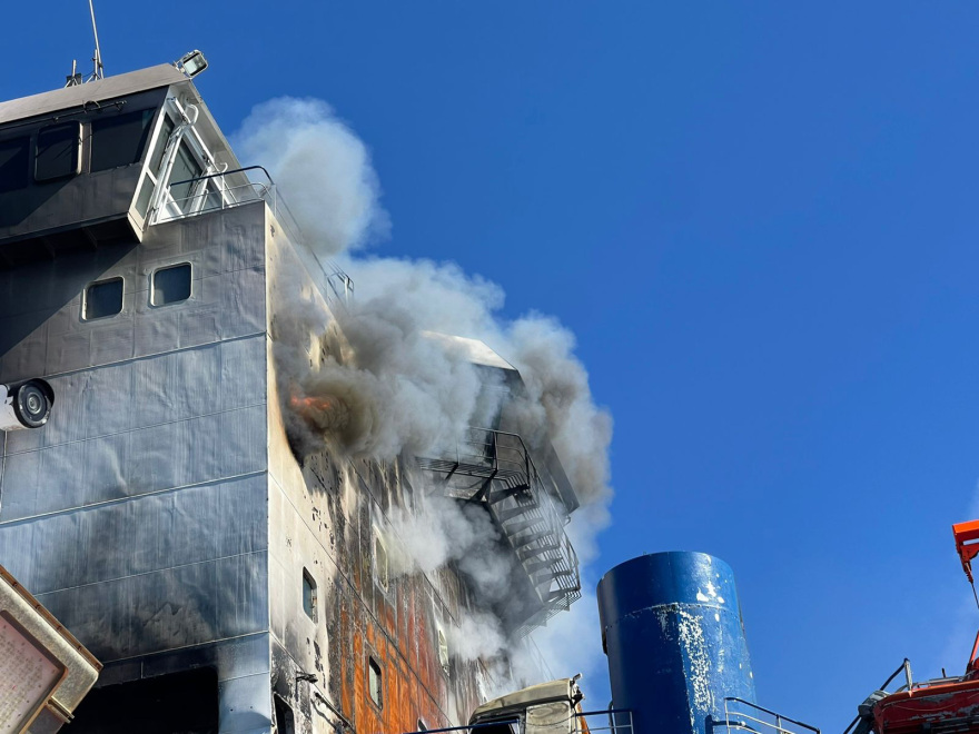 Euroferry Olympia: Ρυμουλκείται φλεγόμενο σε ασφαλές σημείο - Θερμοκρασίες 550 βαθμών Κελσίου στο εσωτερικό του!