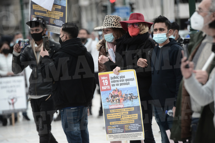 Ίνγκεμποργκ Μπέουχελ: «Αγκαζέ» με νεαρό πρόσφυγα σε αντιρατσιστική συγκέντρωση στο Σύνταγμα - Δείτε φωτογραφίες