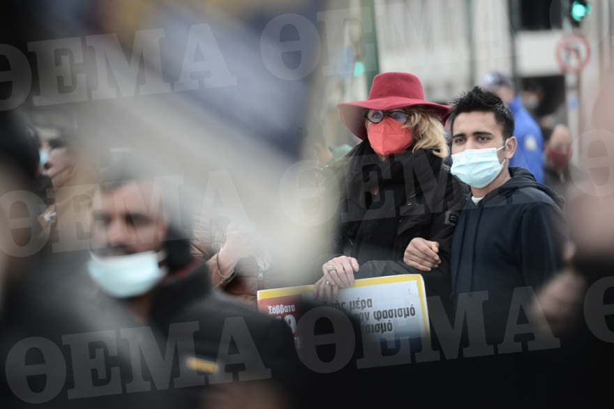 Ίνγκεμποργκ Μπέουχελ: «Αγκαζέ» με νεαρό πρόσφυγα σε αντιρατσιστική συγκέντρωση στο Σύνταγμα - Δείτε φωτογραφίες