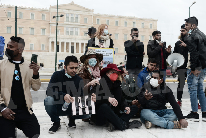 Ίνγκεμποργκ Μπέουχελ: «Αγκαζέ» με νεαρό πρόσφυγα σε αντιρατσιστική συγκέντρωση στο Σύνταγμα - Δείτε φωτογραφίες