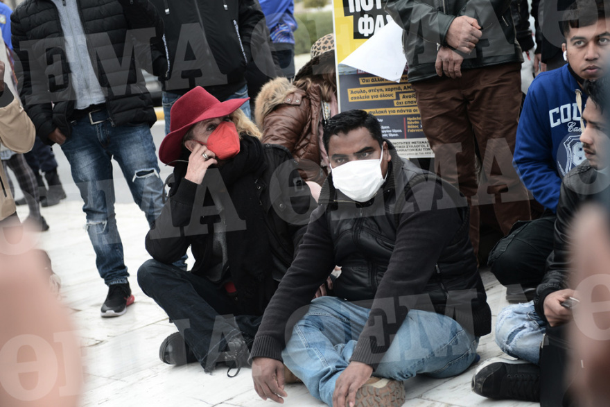 Ίνγκεμποργκ Μπέουχελ: «Αγκαζέ» με νεαρό πρόσφυγα σε αντιρατσιστική συγκέντρωση στο Σύνταγμα - Δείτε φωτογραφίες