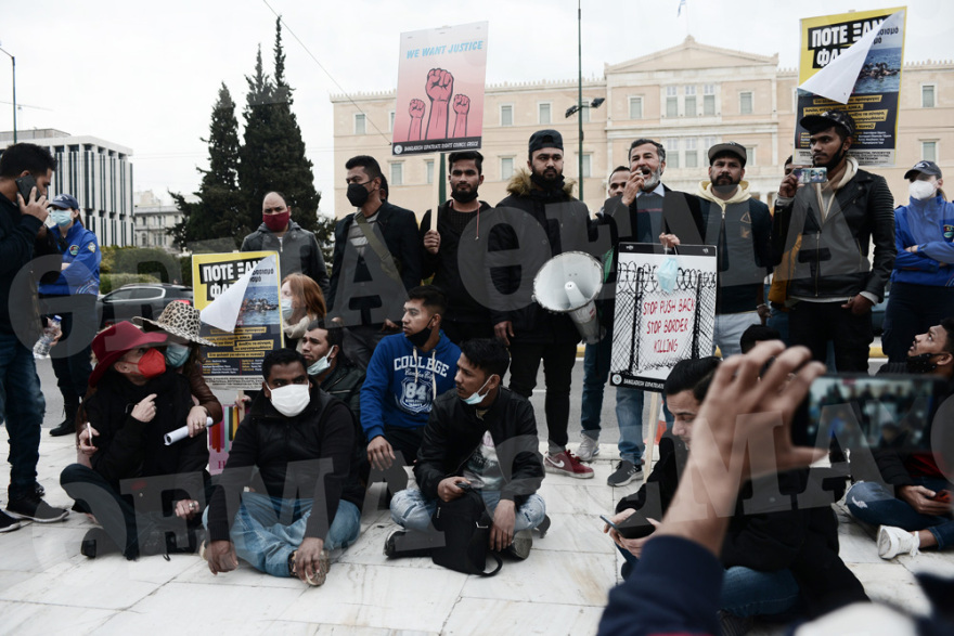 Ίνγκεμποργκ Μπέουχελ: «Αγκαζέ» με νεαρό πρόσφυγα σε αντιρατσιστική συγκέντρωση στο Σύνταγμα - Δείτε φωτογραφίες