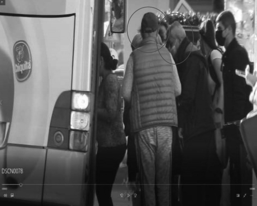 Δείτε πώς δρούσαν οι πορτοφολάδες που «ξάφριζαν» επιβάτες στα μέσα μεταφοράς - Αποκαλυπτικές φωτογραφίες