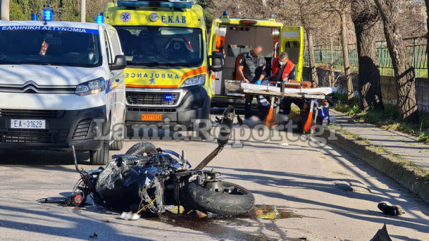 Λαμία - Τροχαίο: Σοβαρά τραυματίες δύο νεαροί, «εκτοξεύθηκαν» από τη μηχανή - Δείτε βίντεο και φωτογραφίες