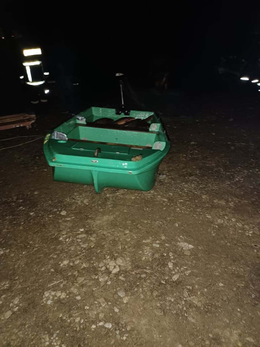 Λίμνη Περδίκκα: Ζωντανός ανασύρθηκε ο ένας από τους δυο που αναποδογύρισε η βάρκα  - Συνεχίζονται οι έρευνες για τον δεύτερο