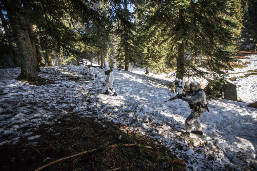Δείτε εντυπωσιακές εικόνες και βίντεο από τη χειμερινή εκπαίδευση της Σχολής Μονίμων Υπαξιωματικών
