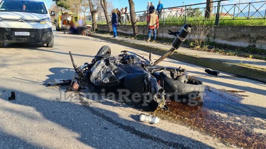 Λαμία - Τροχαίο: Σοβαρά τραυματίες δύο νεαροί, «εκτοξεύθηκαν» από τη μηχανή - Δείτε βίντεο και φωτογραφίες