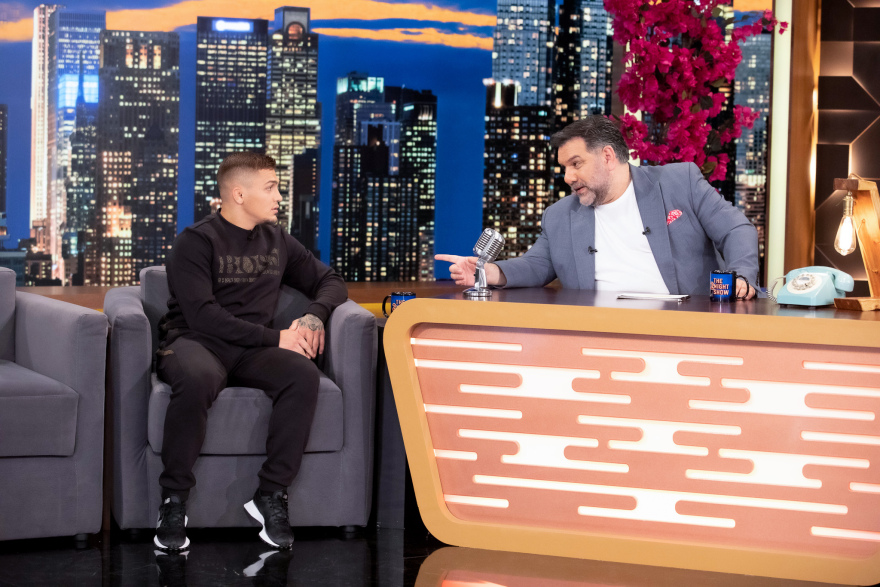 The 2Night Show: Ο Γρηγόρης Αρναούτογλου υποδέχεται για πρώτη φορά στο πλατό τον Ανδρέα Μικρούτσικο