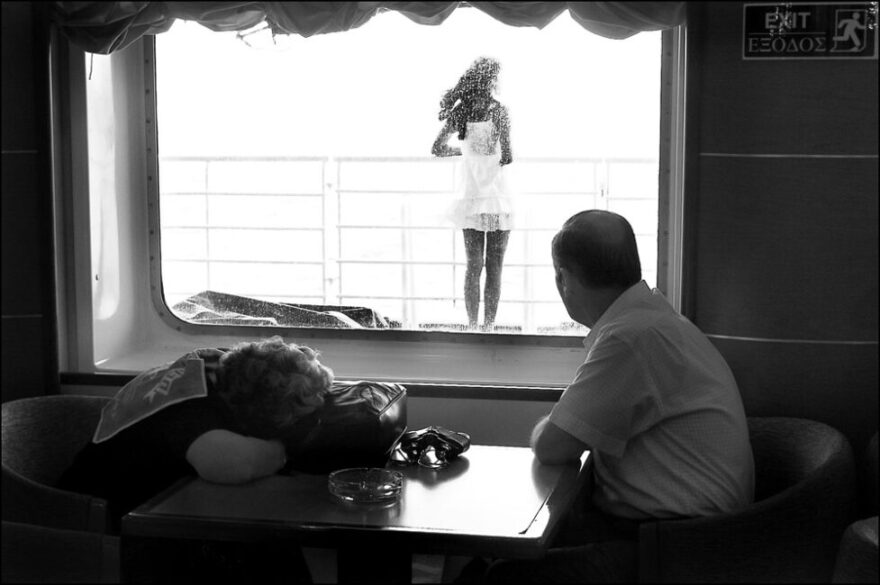 «Έξι βαθμοί διαχωρισμού»: Το πρώτο ατομικό φωτογραφικό βιβλίο του Λουκά Βασιλικού