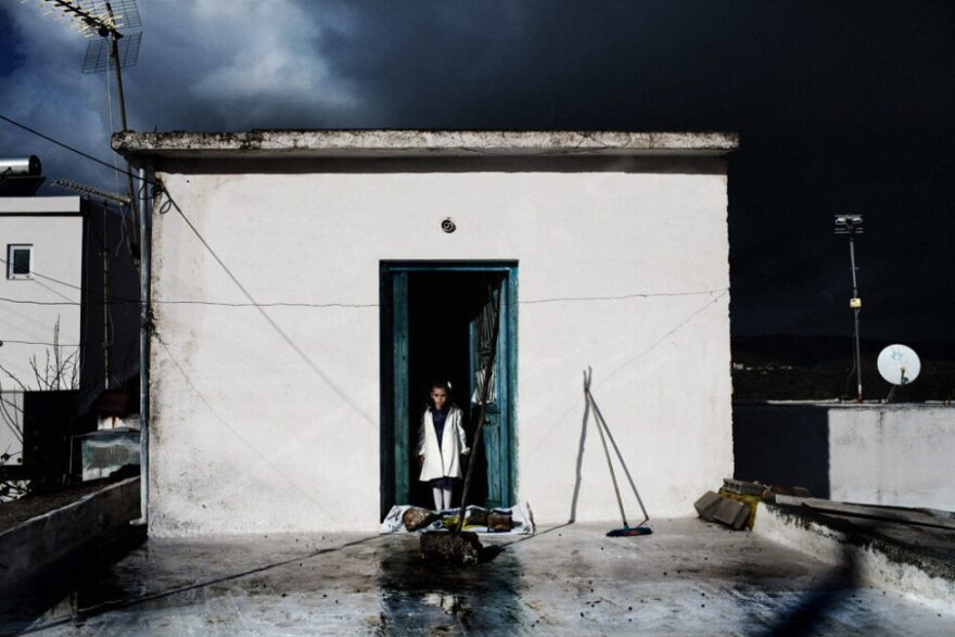 «Έξι βαθμοί διαχωρισμού»: Το πρώτο ατομικό φωτογραφικό βιβλίο του Λουκά Βασιλικού