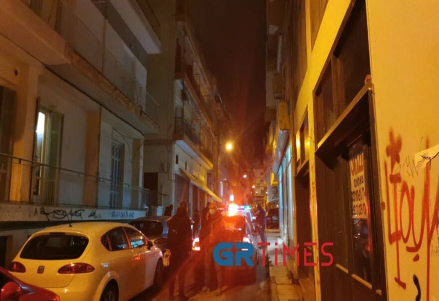 Θεσσαλονίκη:Eπιχείρησε να «μπουκάρει» με το αυτοκίνητο στο σπίτι της πρώην συντρόφου του (βίντεο και φωτογραφίες)