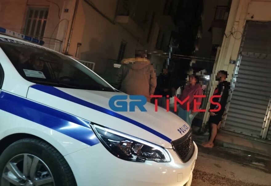 Θεσσαλονίκη:Eπιχείρησε να «μπουκάρει» με το αυτοκίνητο στο σπίτι της πρώην συντρόφου του (βίντεο και φωτογραφίες)