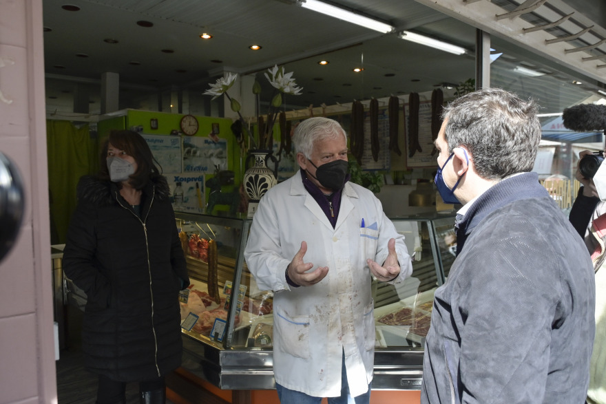 Επίσκεψη Τσίπρα στην αγορά του Βύρωνα: «Ο Μητσοτάκης δεν τολμά να περπατήσει σε καμία συνοικία»
