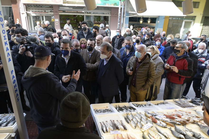 Επίσκεψη Τσίπρα στην αγορά του Βύρωνα: «Ο Μητσοτάκης δεν τολμά να περπατήσει σε καμία συνοικία»