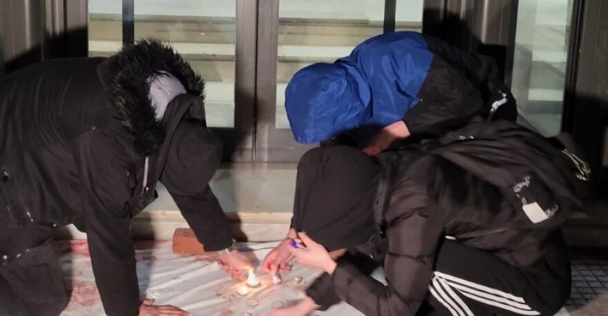 Λάρισα: Λουλούδια και κεριά έξω από το Δημαρχείο για τον 22χρονο φοιτητή που καταπλακώθηκε από τοίχο (βίντεο)