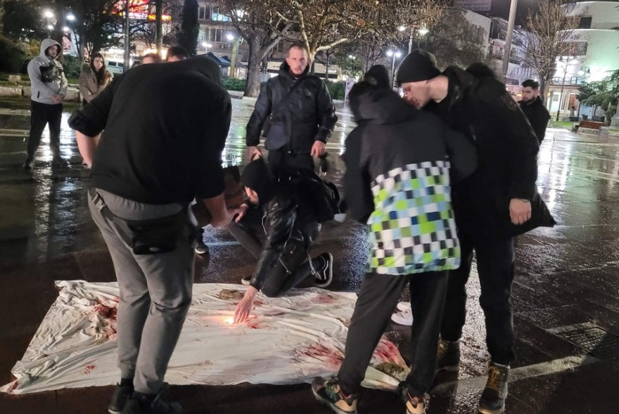 Λάρισα: Λουλούδια και κεριά έξω από το Δημαρχείο για τον 22χρονο φοιτητή που καταπλακώθηκε από τοίχο (βίντεο)