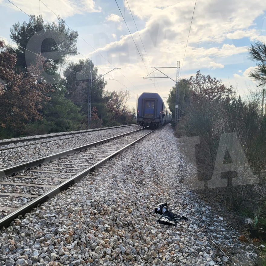 Αυτοκτονία στο Κρυονέρι: Γυναίκα ξάπλωσε στις ράγες και διαμελίστηκε από τρένο