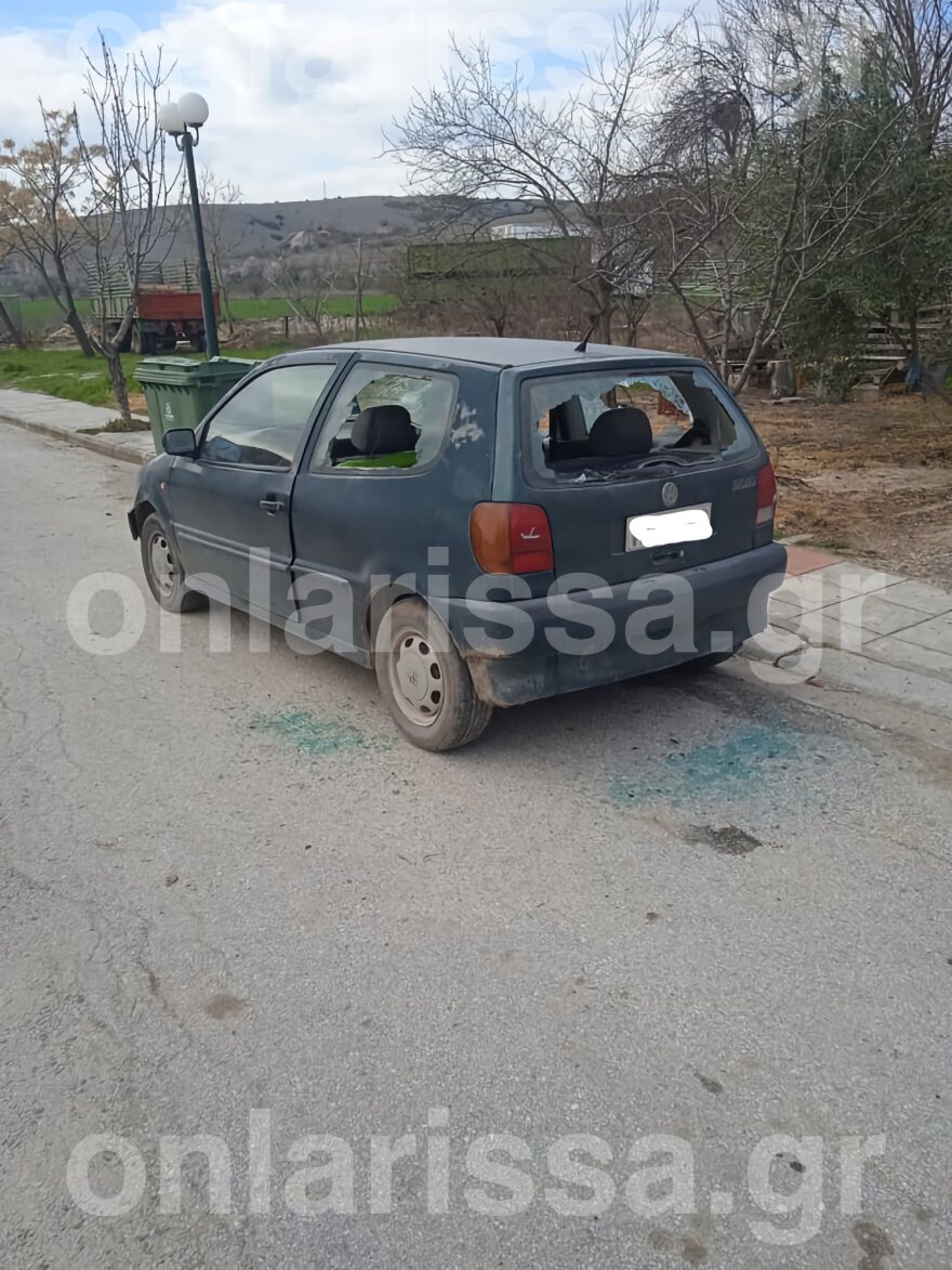 Λάρισα: Άνδρας διέλυσε αυτοκίνητο με τσεκούρι στην προσπάθειά του να επιτεθεί στον οδηγό του