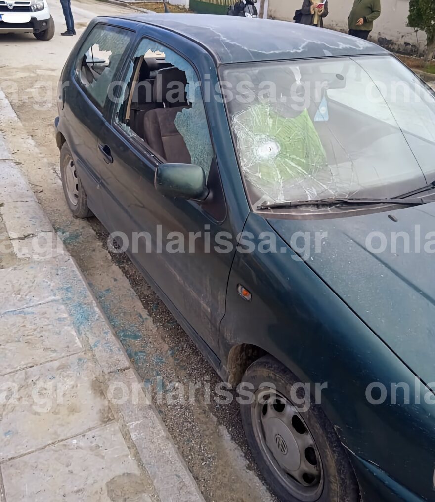 Λάρισα: Άνδρας διέλυσε αυτοκίνητο με τσεκούρι στην προσπάθειά του να επιτεθεί στον οδηγό του