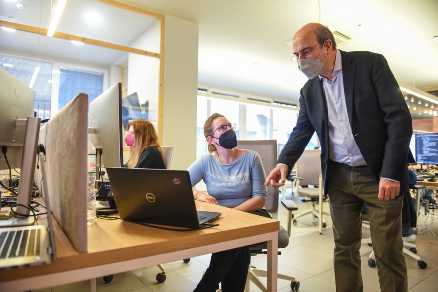 H Viva Wallet είναι παράδειγμα επιχείρησης στην οποία  κερδίζουν εργαζόμενοι και οι εργοδότες, είπε ο Χατζηδάκης