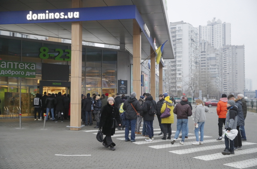 Πόλεμος στην Ουκρανία: Ουρές έξω από καταστήματα, πρατήρια και ΑΤΜ μετά τη ρωσική εισβολή 