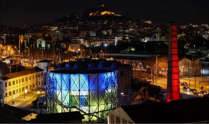 Στα χρώματα της Ουκρανίας το σιντριβάνι της Ομόνοιας και η Τεχνόπολη - Δείτε φωτογραφίες