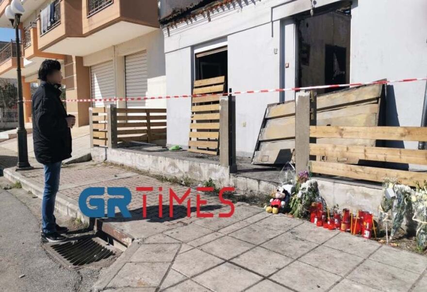 Θεσσαλονίκη: Σε λίγο η κηδεία της μητέρα και των δύο παιδιών της που κάηκαν ζωντανοί στο σπίτι τους 