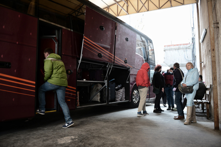 Πόλεμος στην Ουκρανία: Ουκρανοί που ζουν στην Ελλάδα ναυλώνουν λεωφορεία για Κίεβο