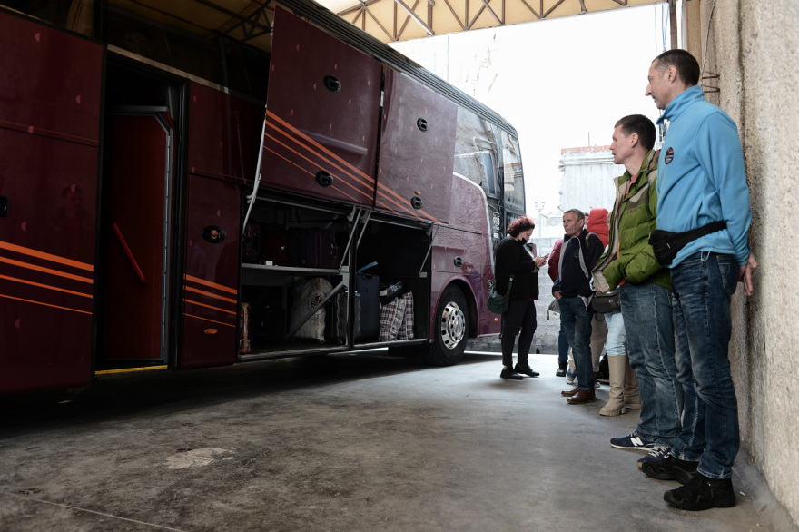 Πόλεμος στην Ουκρανία: Ουκρανοί που ζουν στην Ελλάδα ναυλώνουν λεωφορεία για Κίεβο