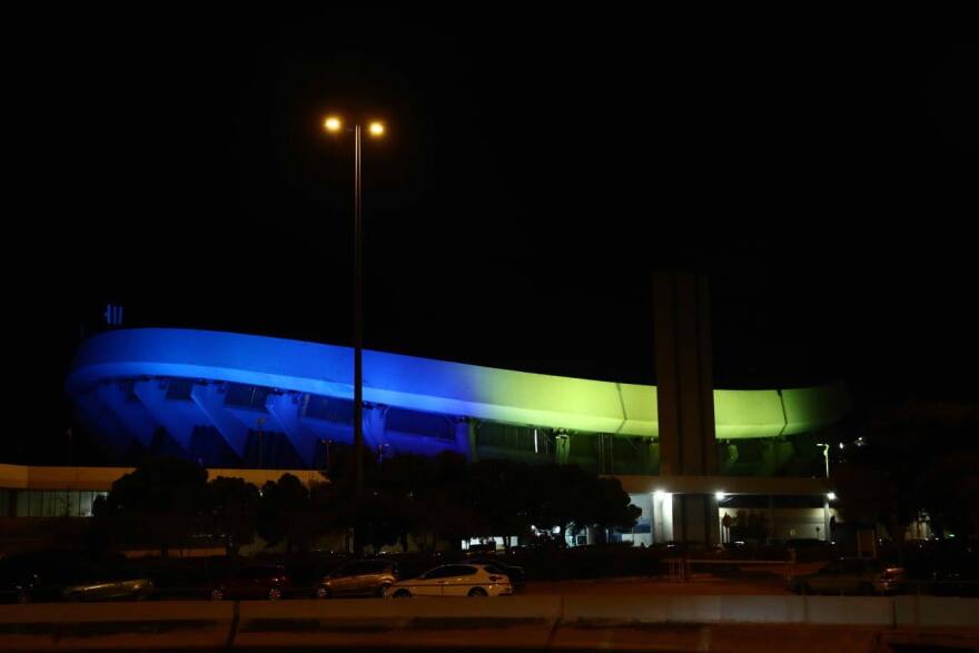 Το ΣΕΦ φωτίστηκε με τα χρώματα της ουκρανικής σημαίας