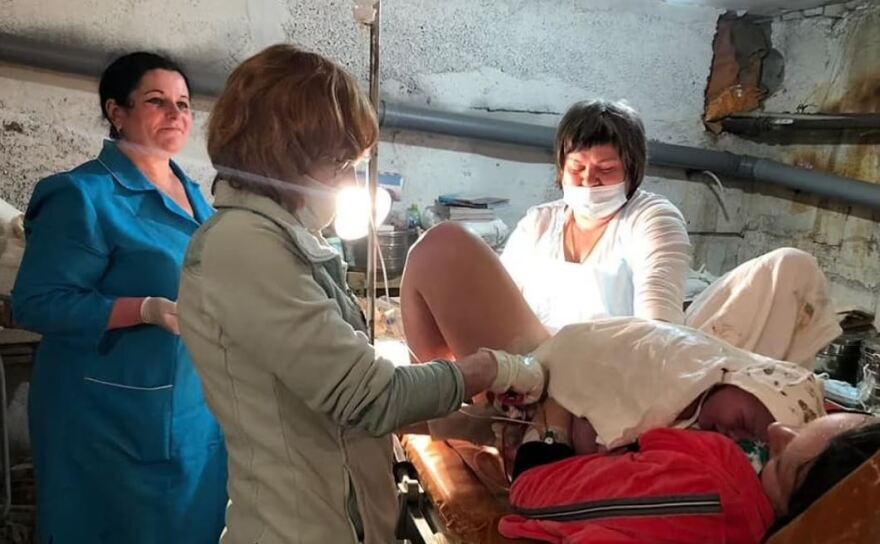 Ουκρανία: Γεννούν στα καταφύγια, τραγουδάνε τον εθνικό ύμνο - Χιλιάδες οι πρόσφυγες