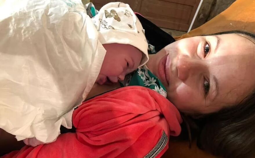 Ουκρανία: Γεννούν στα καταφύγια, τραγουδάνε τον εθνικό ύμνο - Χιλιάδες οι πρόσφυγες