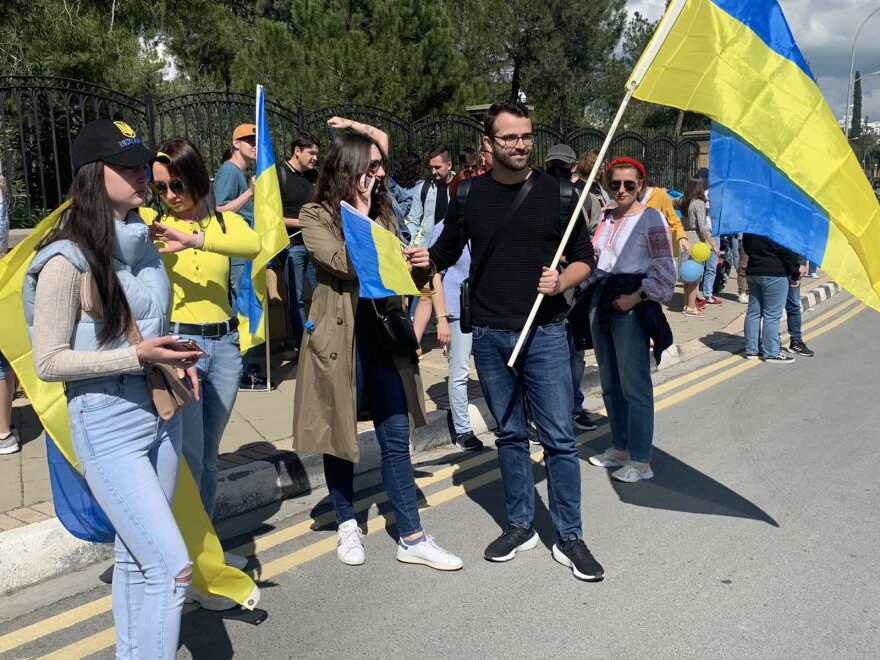 Εισβολή στην Ουκρανία: Ουκρανοί διαδήλωσαν έξω από το Προεδρικό Μέγαρο στη Λευκωσία