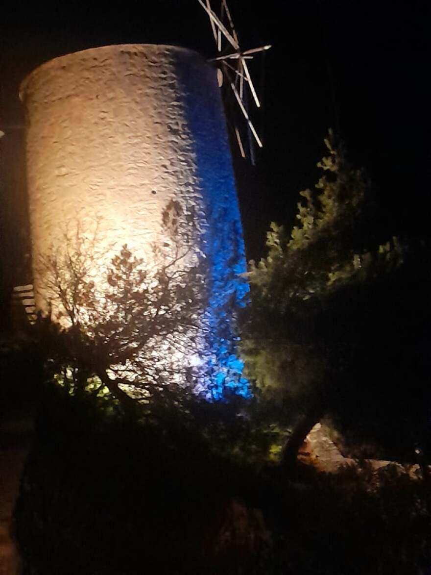 Ύδρα: Στα χρώματα της Ουκρανίας ο «Μύλος της Λόρεν» - Δείτε φωτογραφίες