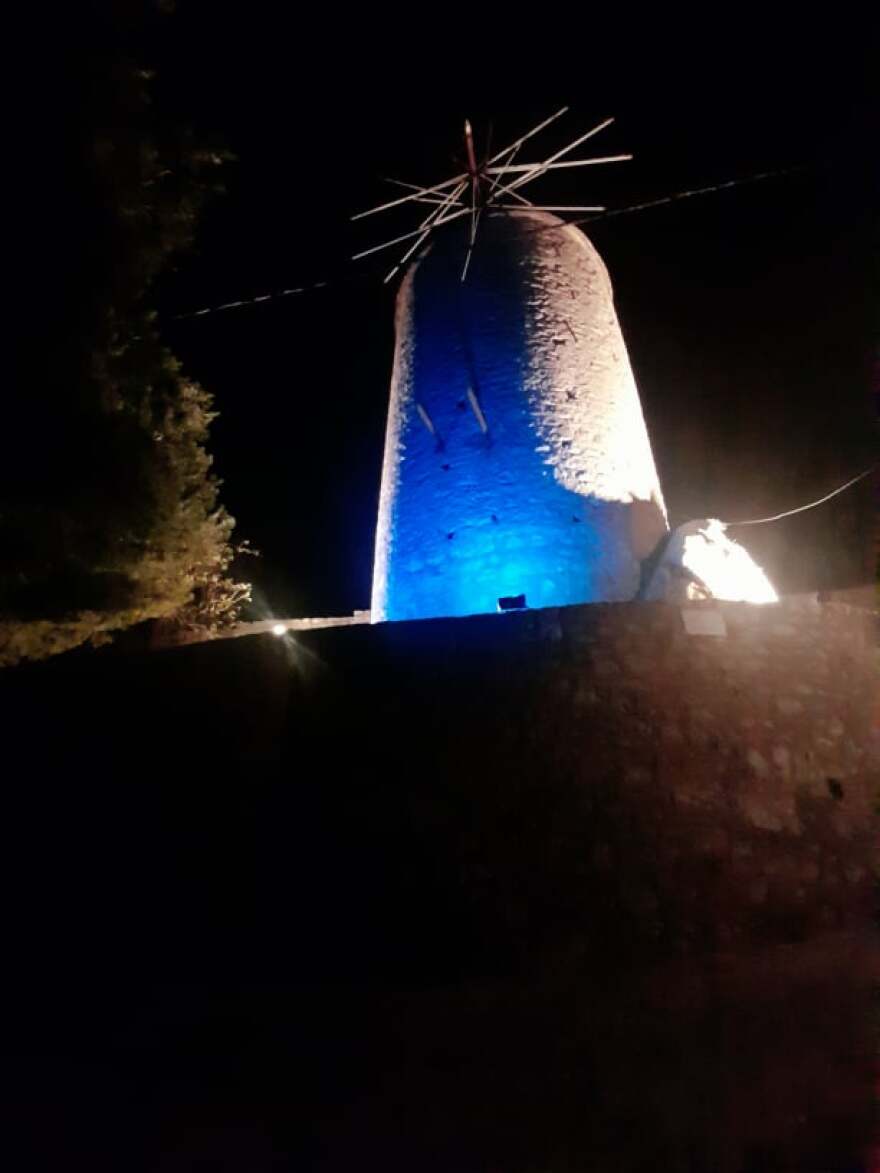 Ύδρα: Στα χρώματα της Ουκρανίας ο «Μύλος της Λόρεν» - Δείτε φωτογραφίες