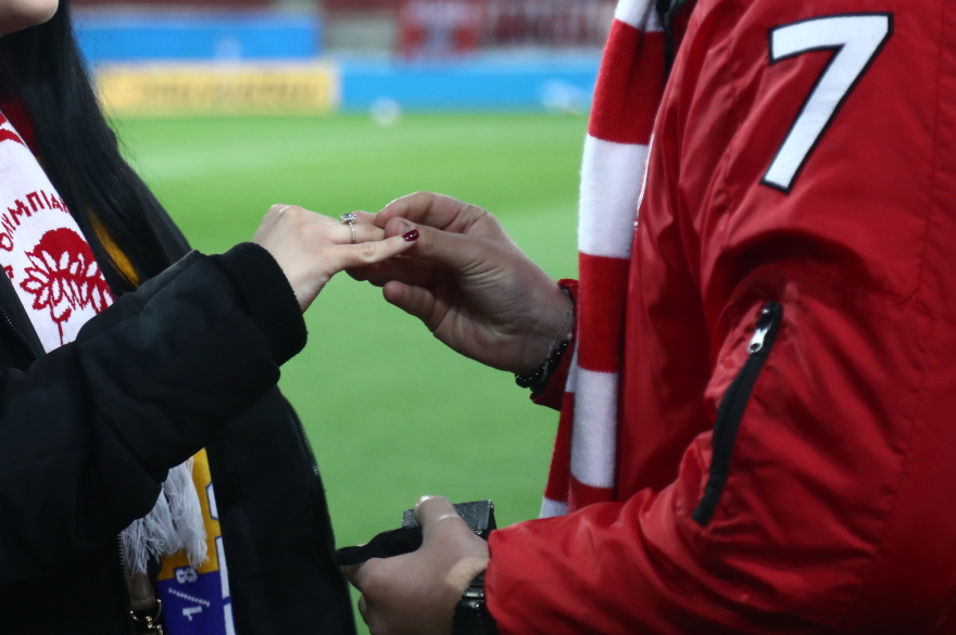 Πρόταση γάμου στο «Γ. Καραϊσκάκης» πριν από τον αγώνα του Ολυμπιακού με τον ΟΦΗ - Δείτε φωτογραφίες 