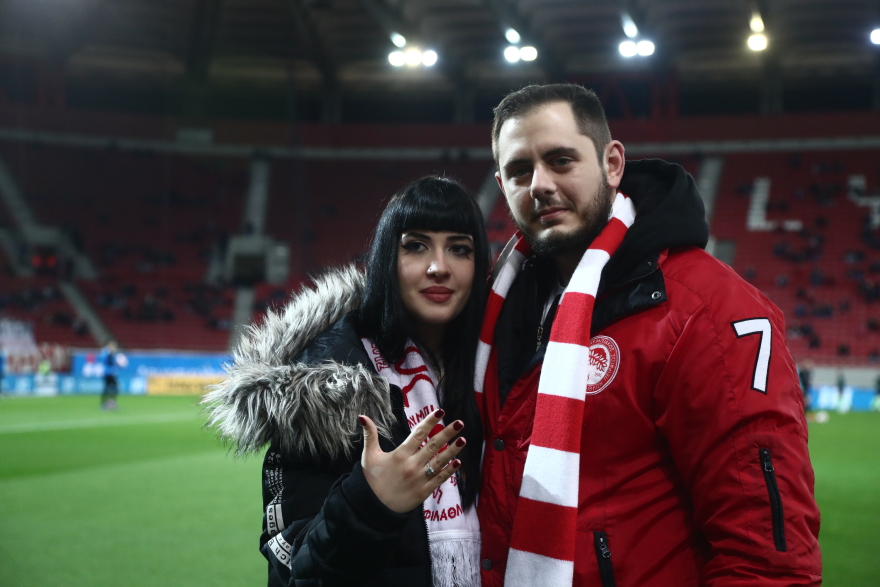 Πρόταση γάμου στο «Γ. Καραϊσκάκης» πριν από τον αγώνα του Ολυμπιακού με τον ΟΦΗ - Δείτε φωτογραφίες 