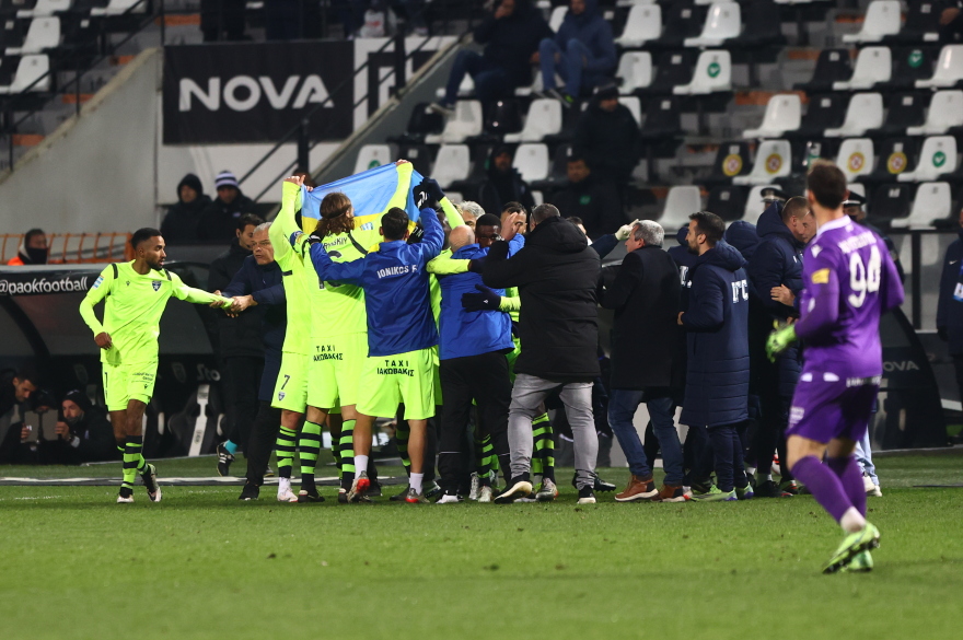 Η Τούμπα χειροκρότησε τους ποδοσφαιριστές του Ιωνικού που σήκωσαν σημαία της Ουκρανίας μετά την ισοφάριση 