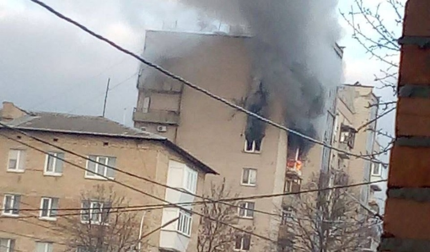 Εισβολή στη Ουκρανία: Σε κλοιό το Κίεβο - Χτύπησαν ξανά πολυκατοικία σε προάστιο